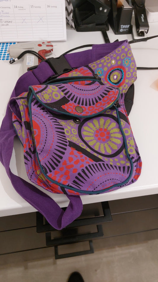 Tasche Lila mit bunten Applikationen
