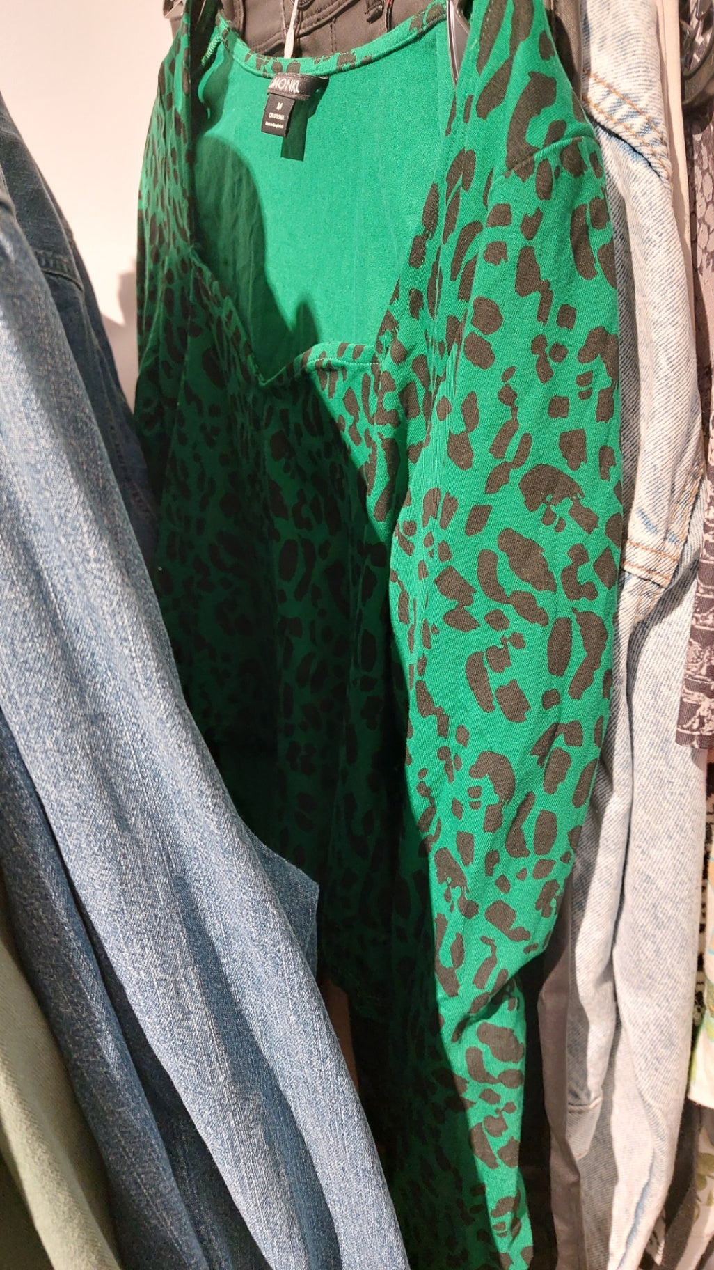 Monki Crop-Shirt Grün mit Leo-Muster Größe: M