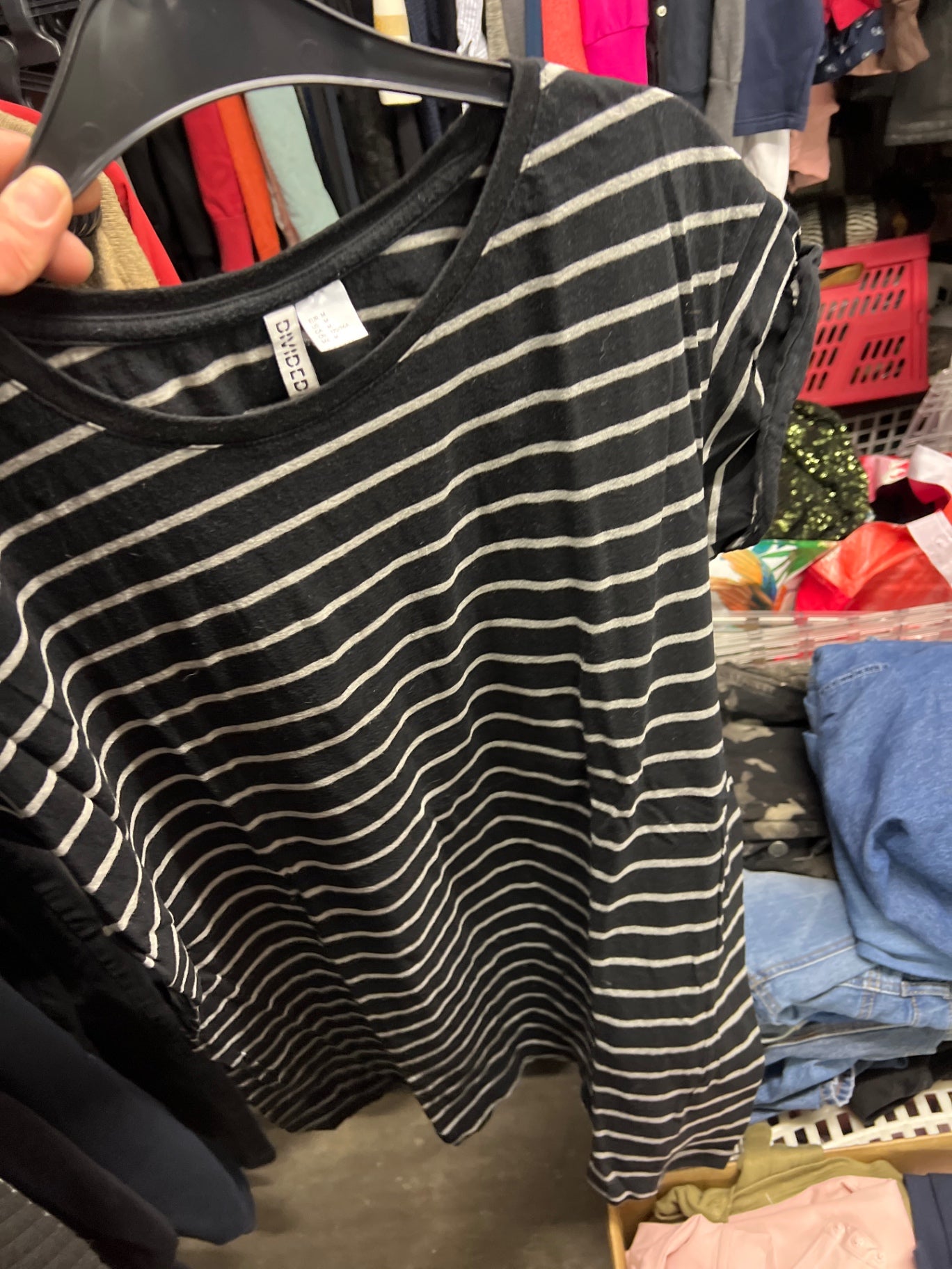 Divided T-Shirt Schwarz mit Streifen Größe: M