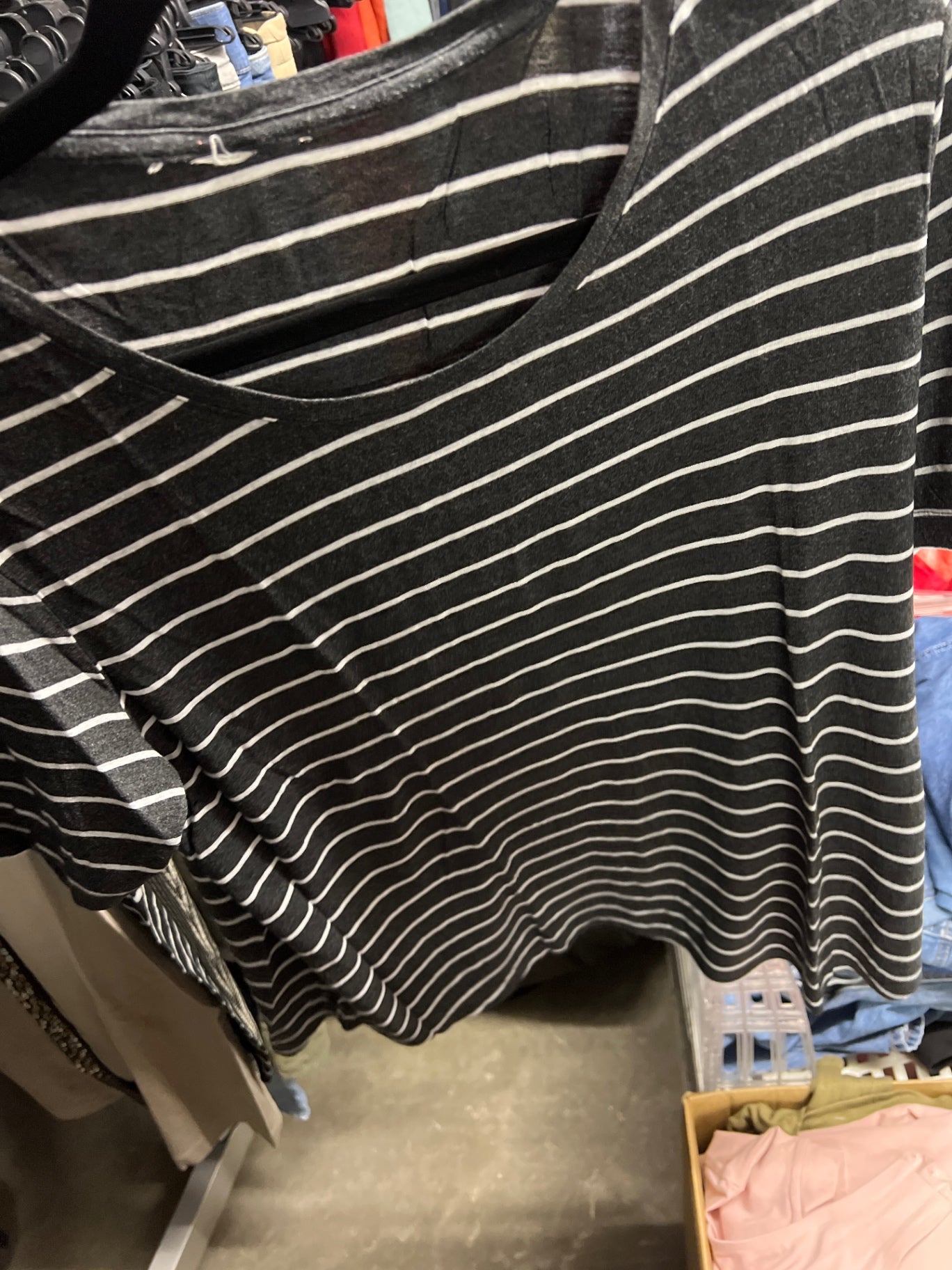 T-Shirt Schwarz mit weißen Streifen Größe: M