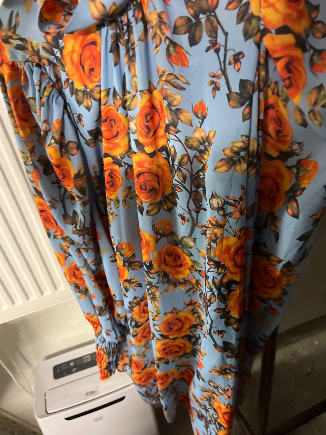 Gina Tricot Kleid Blau mit orangefarbenen Rosen Größe: M
