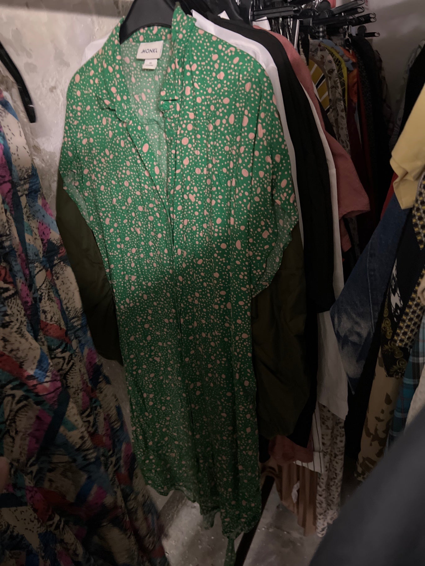 Monki Damenkleid Grün mit pinken Punkten Größe: S