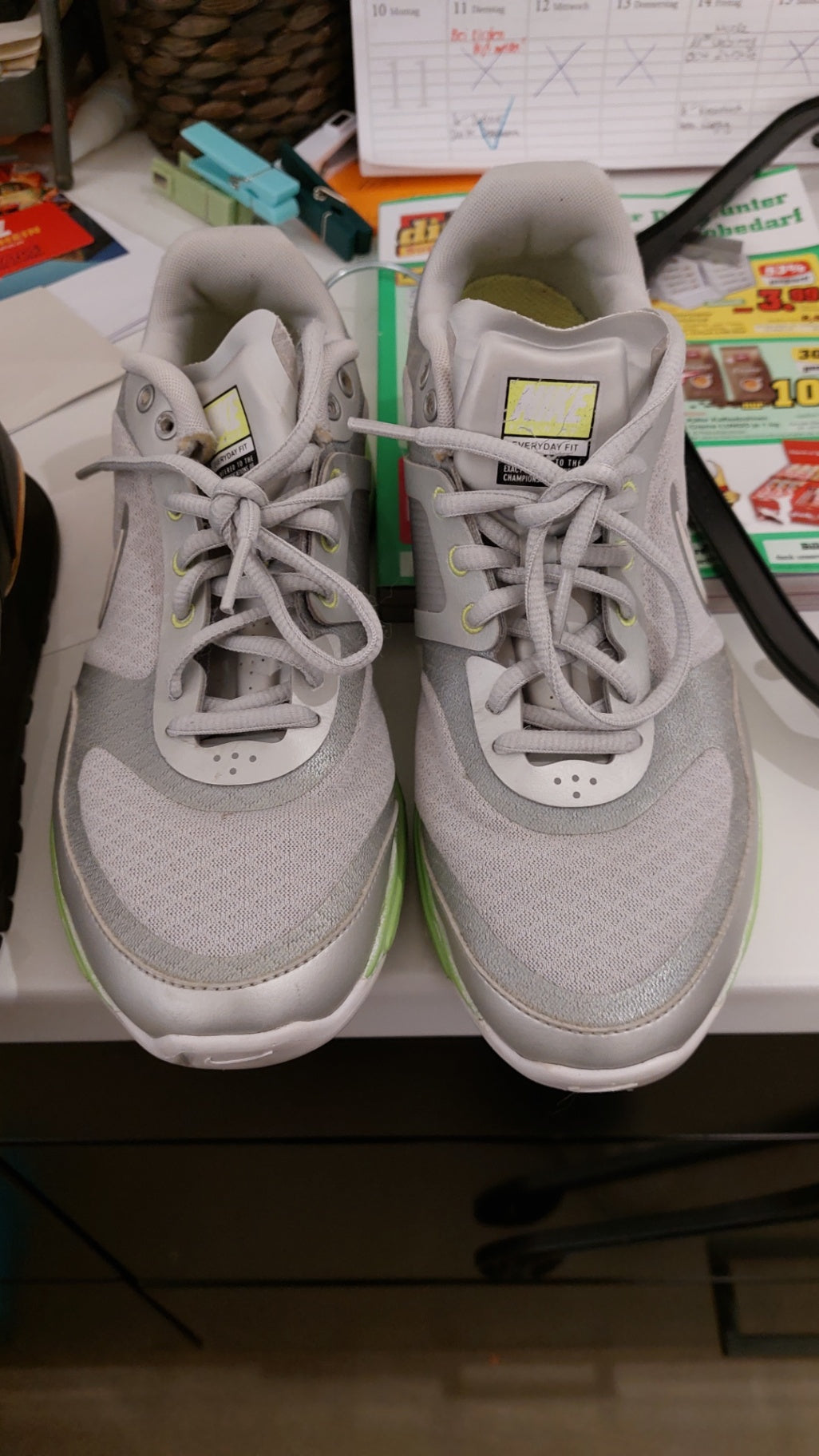 Nike Sneaker Grau mit Grün Größe: 40