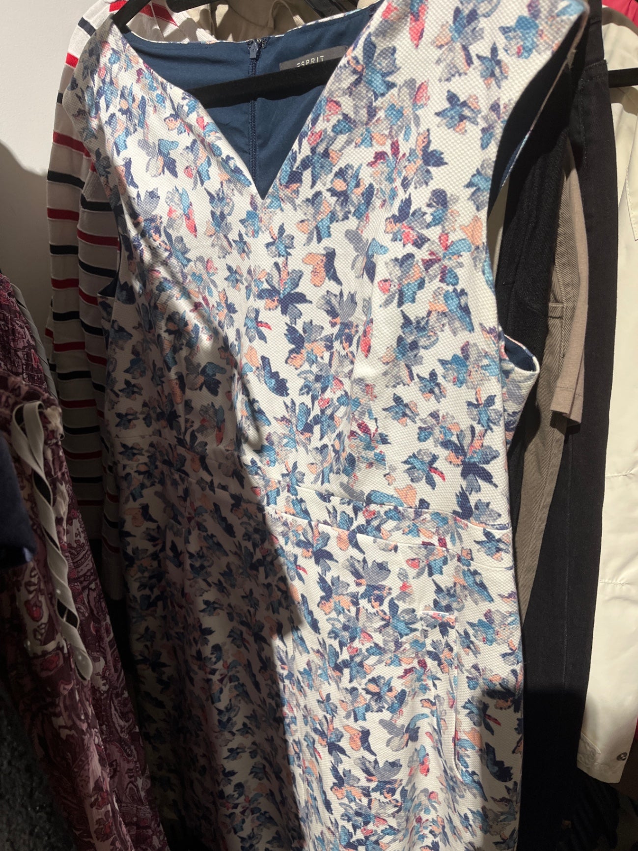 Esprit Kleid Weiß mit floralem Muster Größe: 42