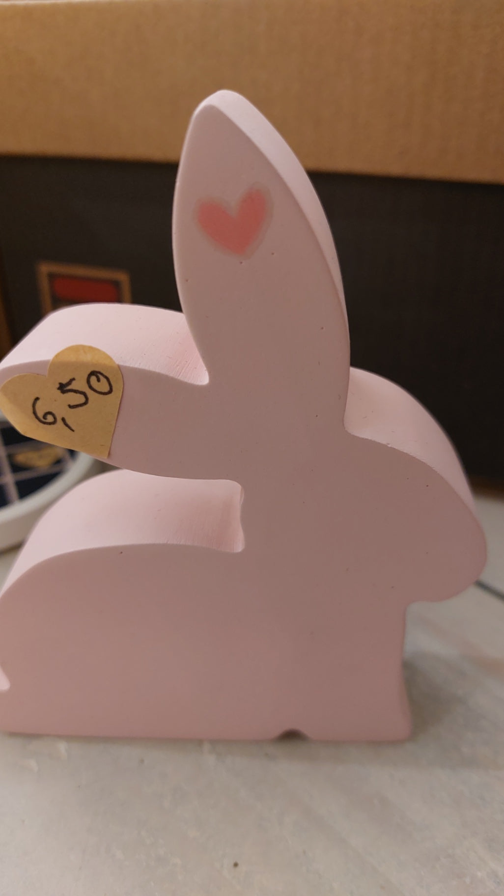 TischGlück Osterhase rosa seitlich sitzend