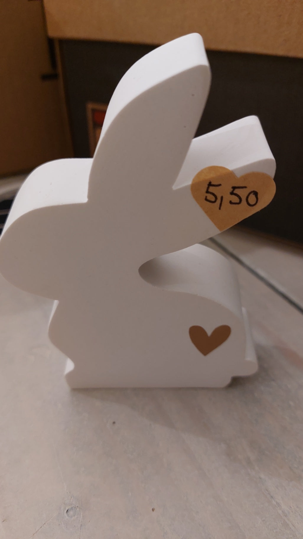TischGlück weißer Hase seitlich sitzend mit Herz