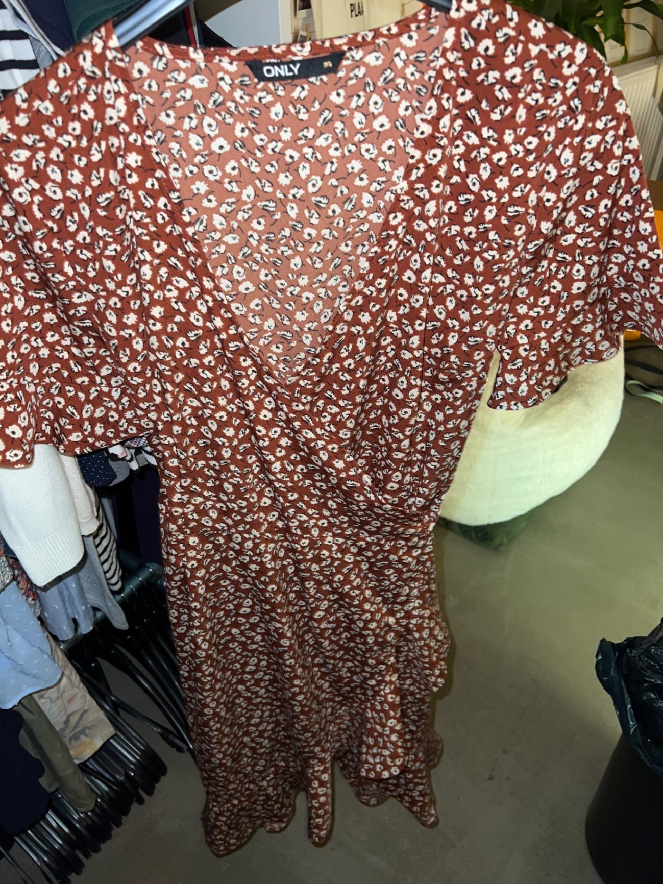 ONLY Kleid Braun mit Blumenmuster Größe: M