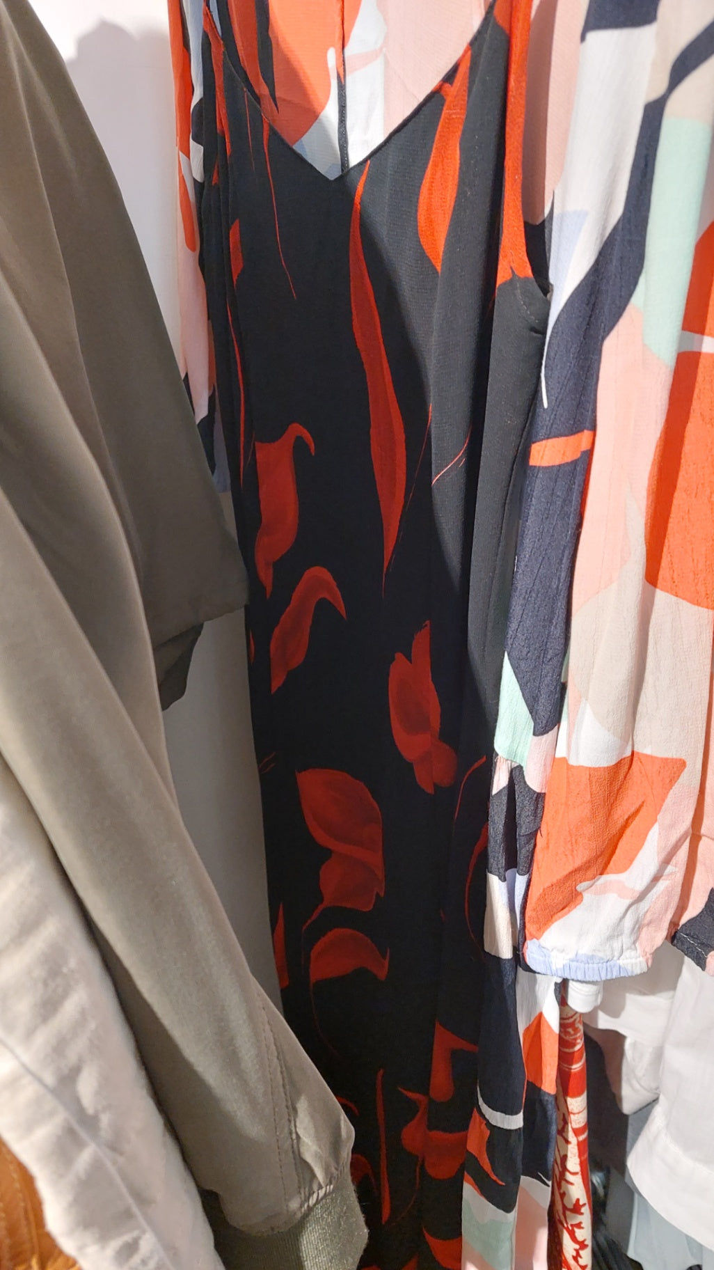 Kleid Schwarz mit rotem Muster Größe: S