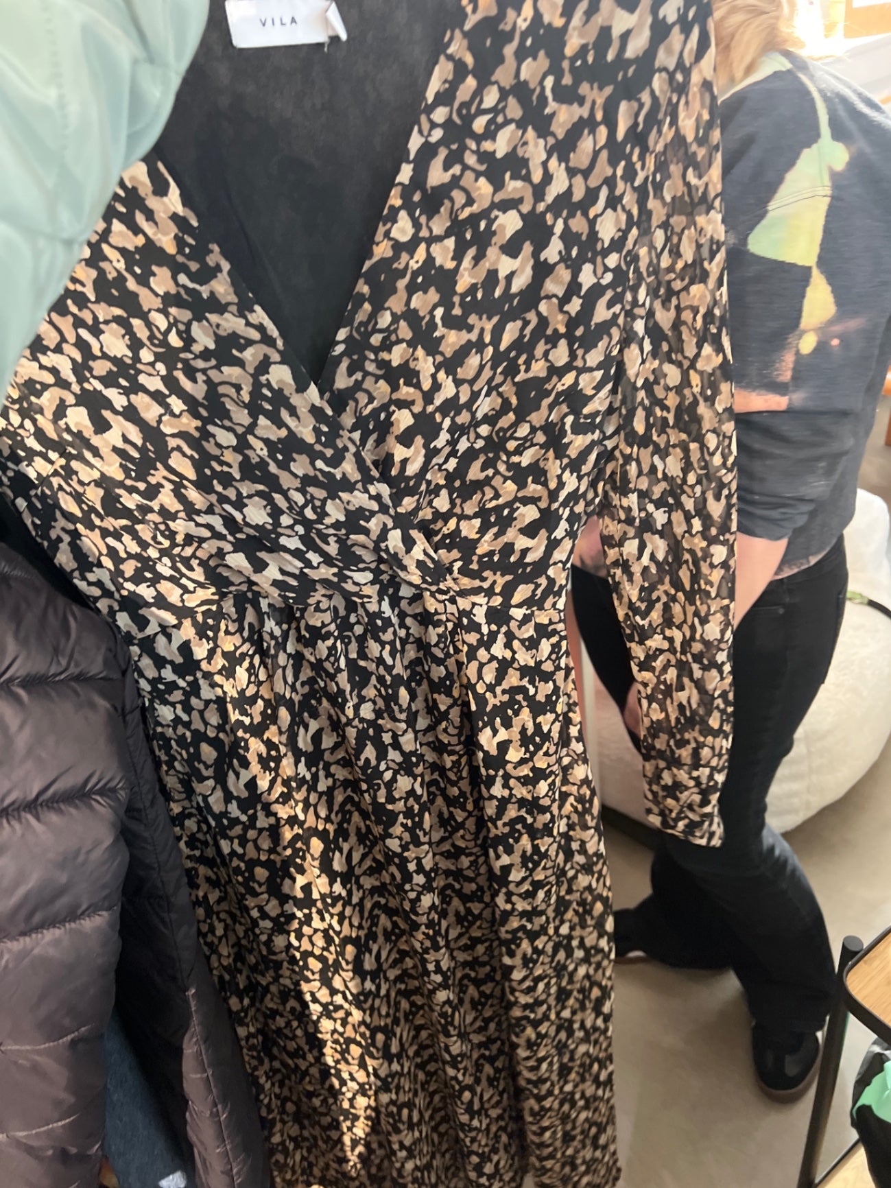 VILA Kleid Schwarz mit beigen Muster Größe: M