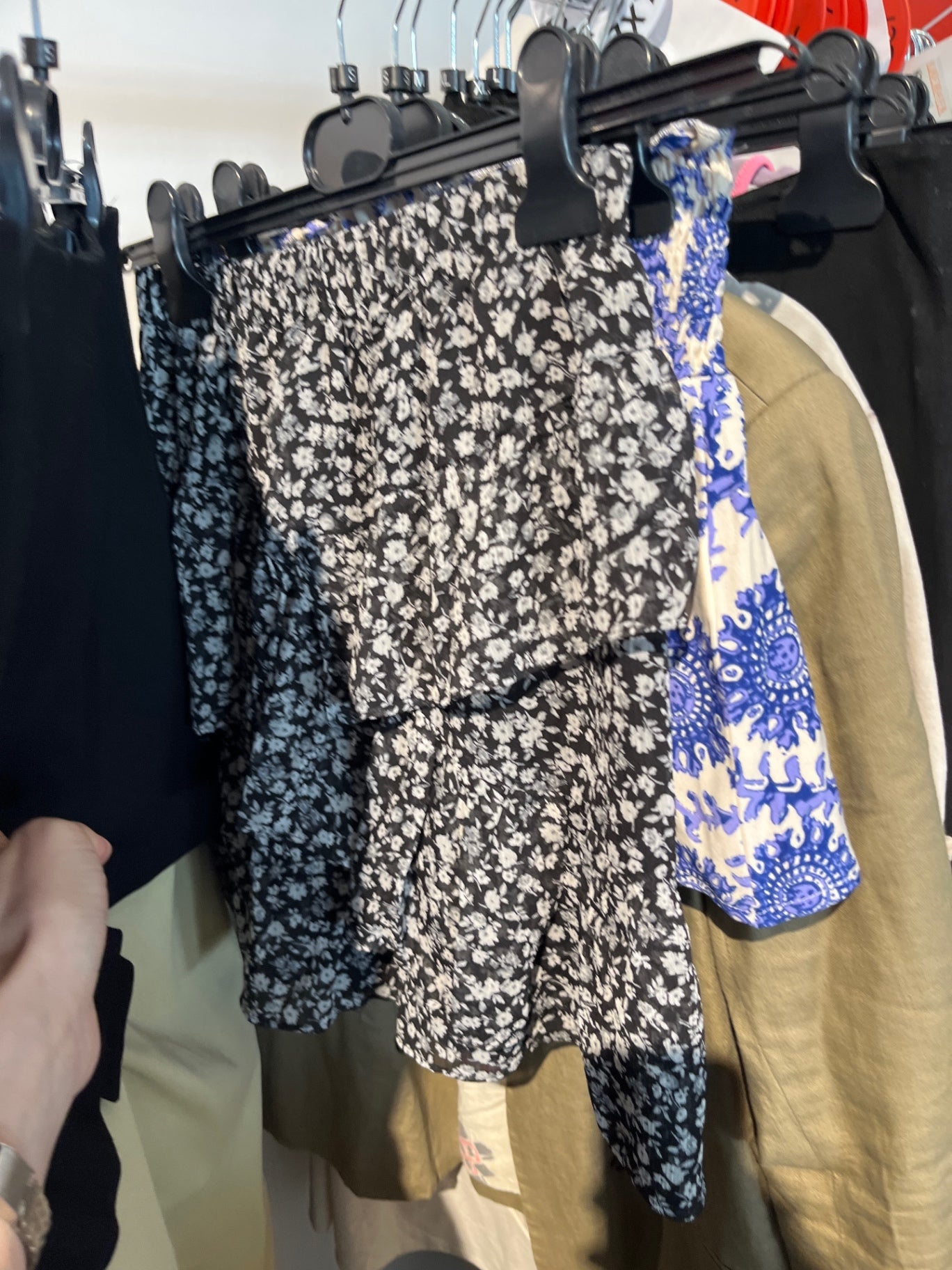 Stradivarius Rock Schwarz mit Blumen 