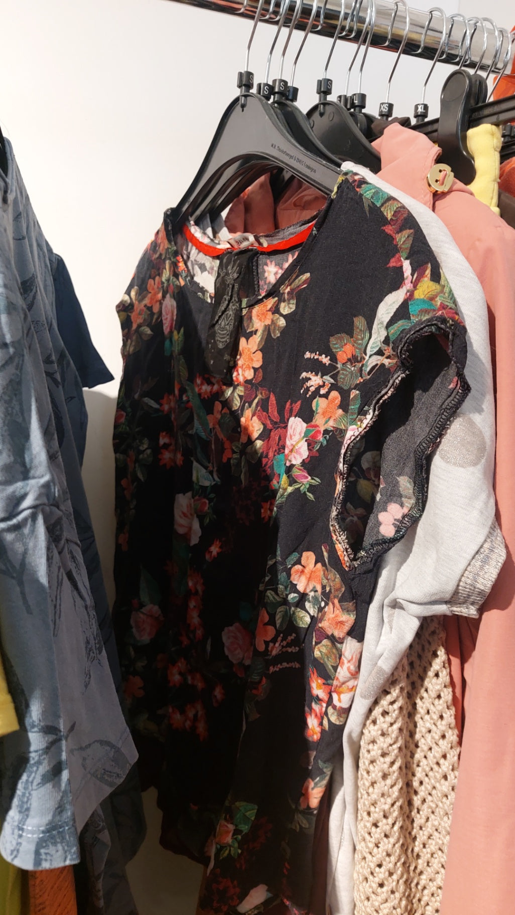 Street One Top Schwarz m. buntem Blumen Gr.: S