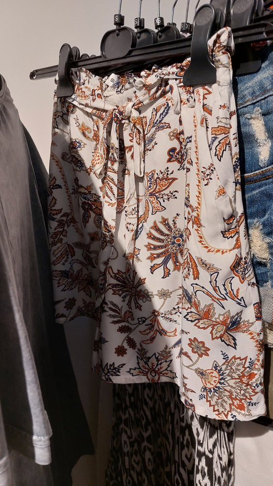 AMISU Shorts Weiß mit floralem Muster Gr.: S