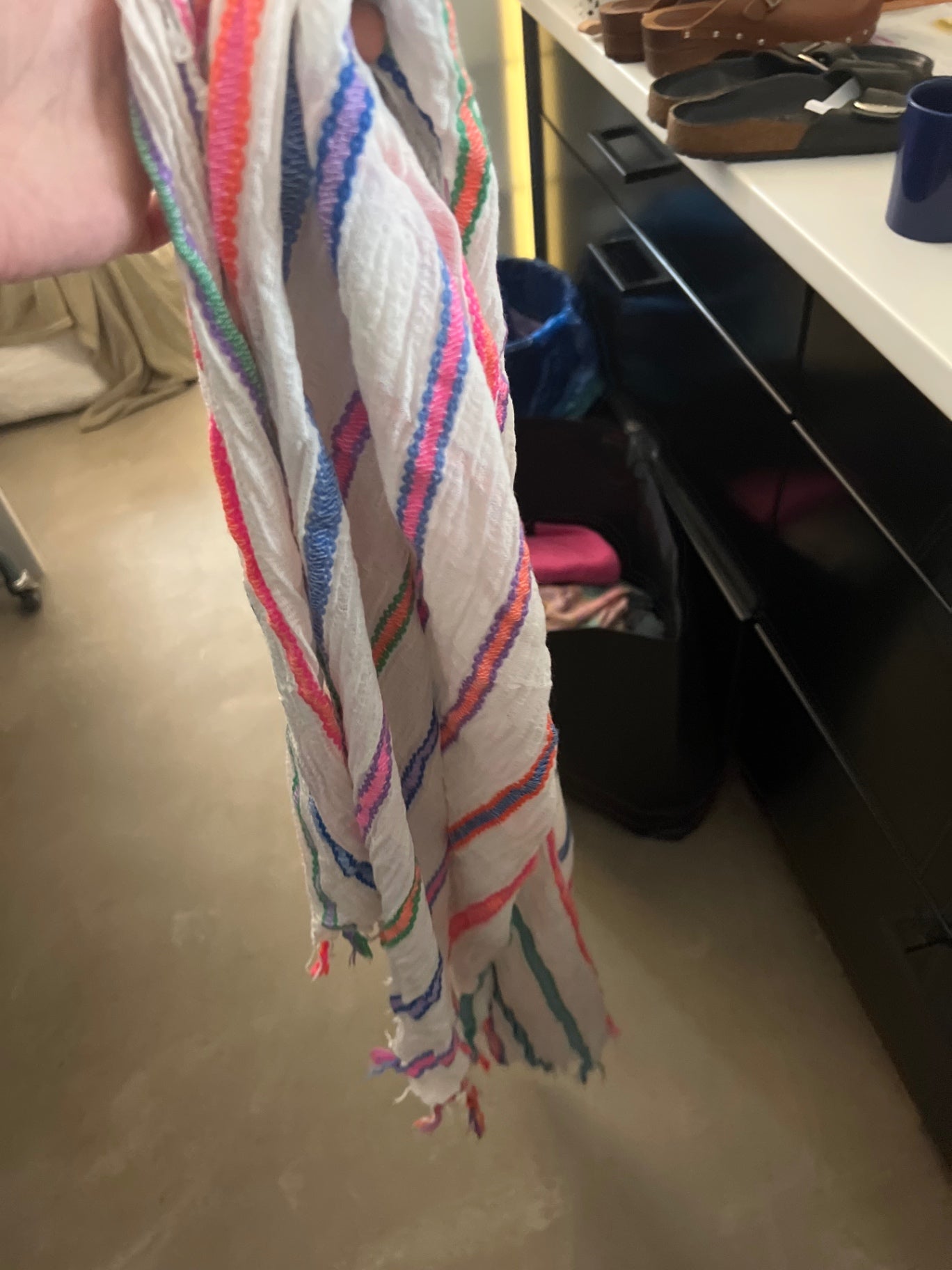 Tuch Weiß mit bunten Streifen 