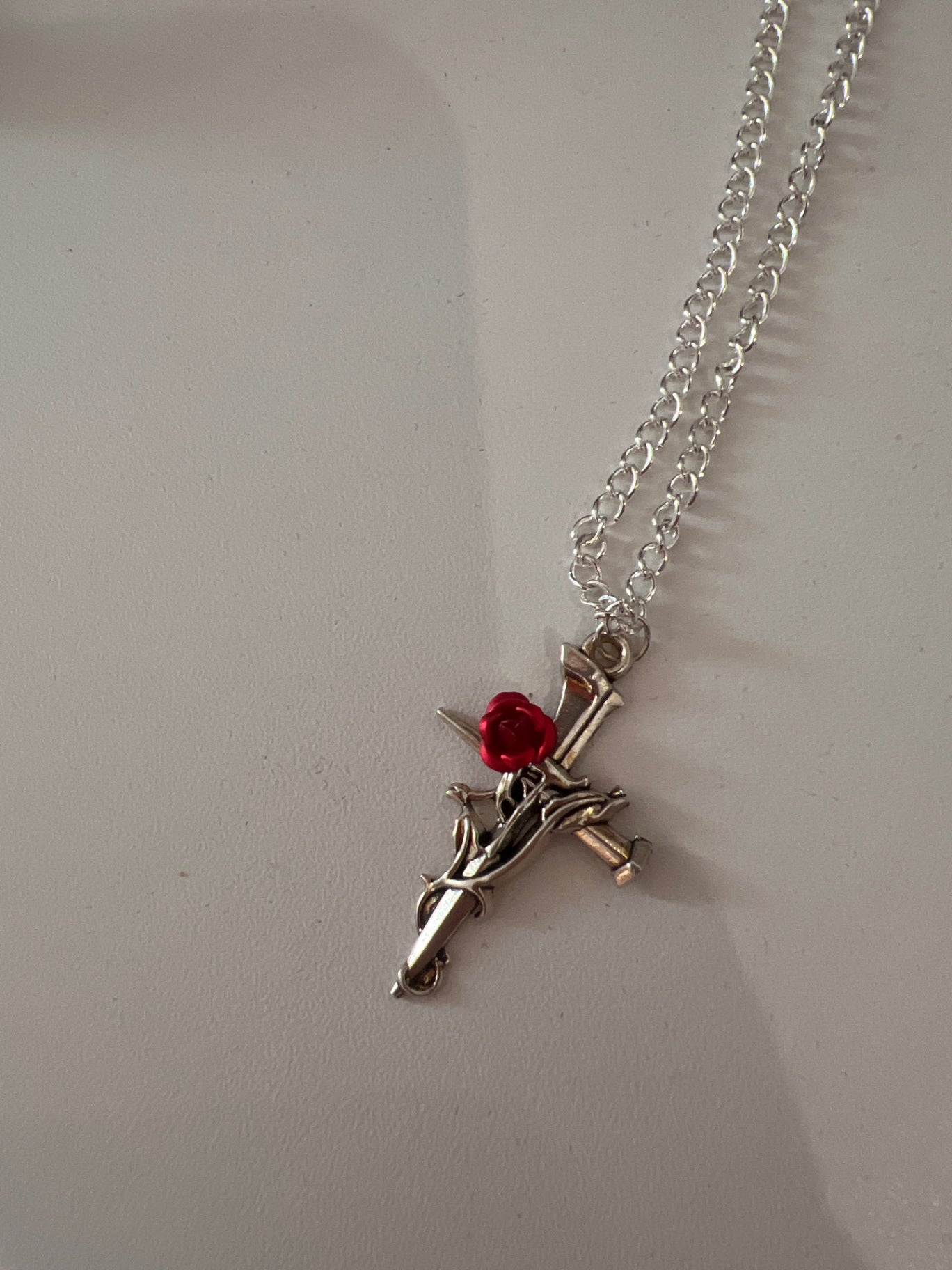 Corvus Luna Kette Kreuz rote Rose