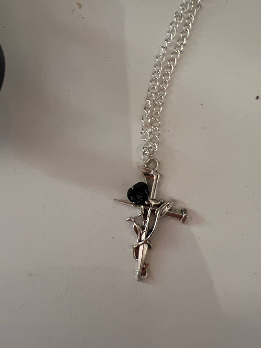Corvus Luna Kette Kreuz schwarze Rose