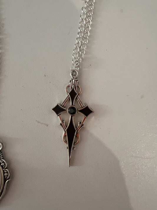 Corvus Luna Kette Gotisches Kreuz