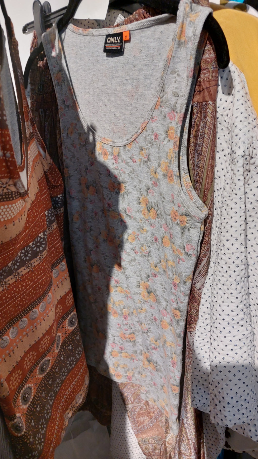 ONLY Top Grau mit Blumenmuster Gr.: M