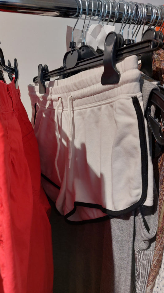 DIVIDED Shorts Weiß und Schwarz Gr.: S