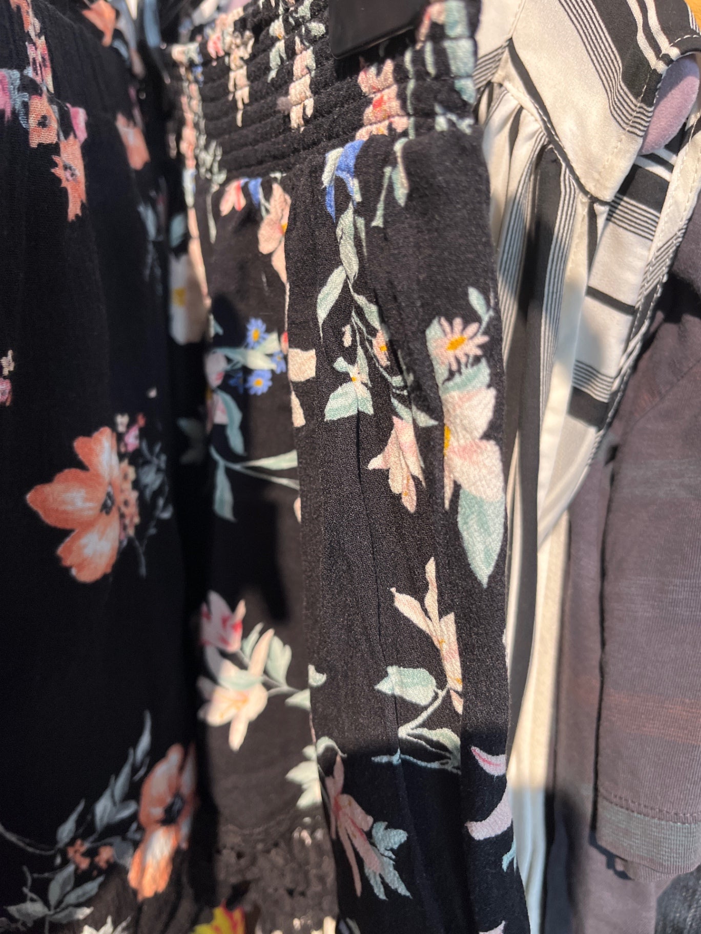 H&M Shorts Schwarz mit bunten Blumen Gr.: 36