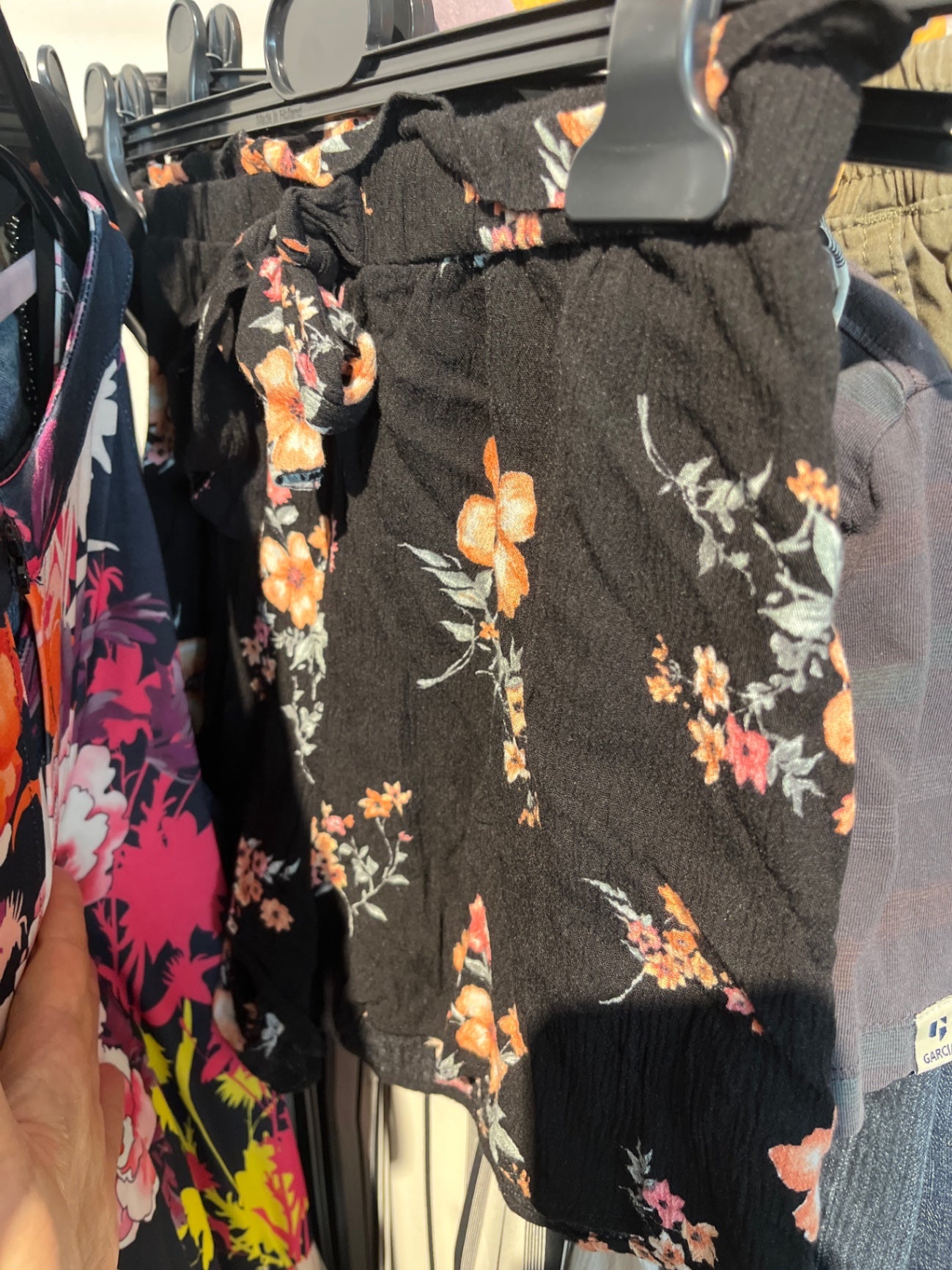 H&M Shorts Schwarz bunte Blumen Gr.: 38