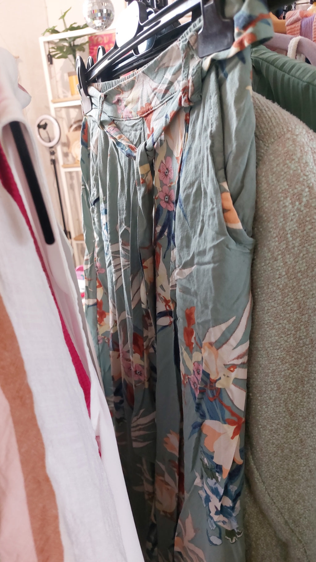 ONLY Hose Grün mit floralem Druck Gr.: S