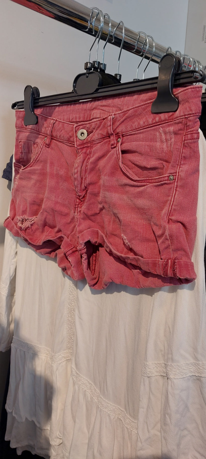 DIVIDED Shorts Rot Gr.: M