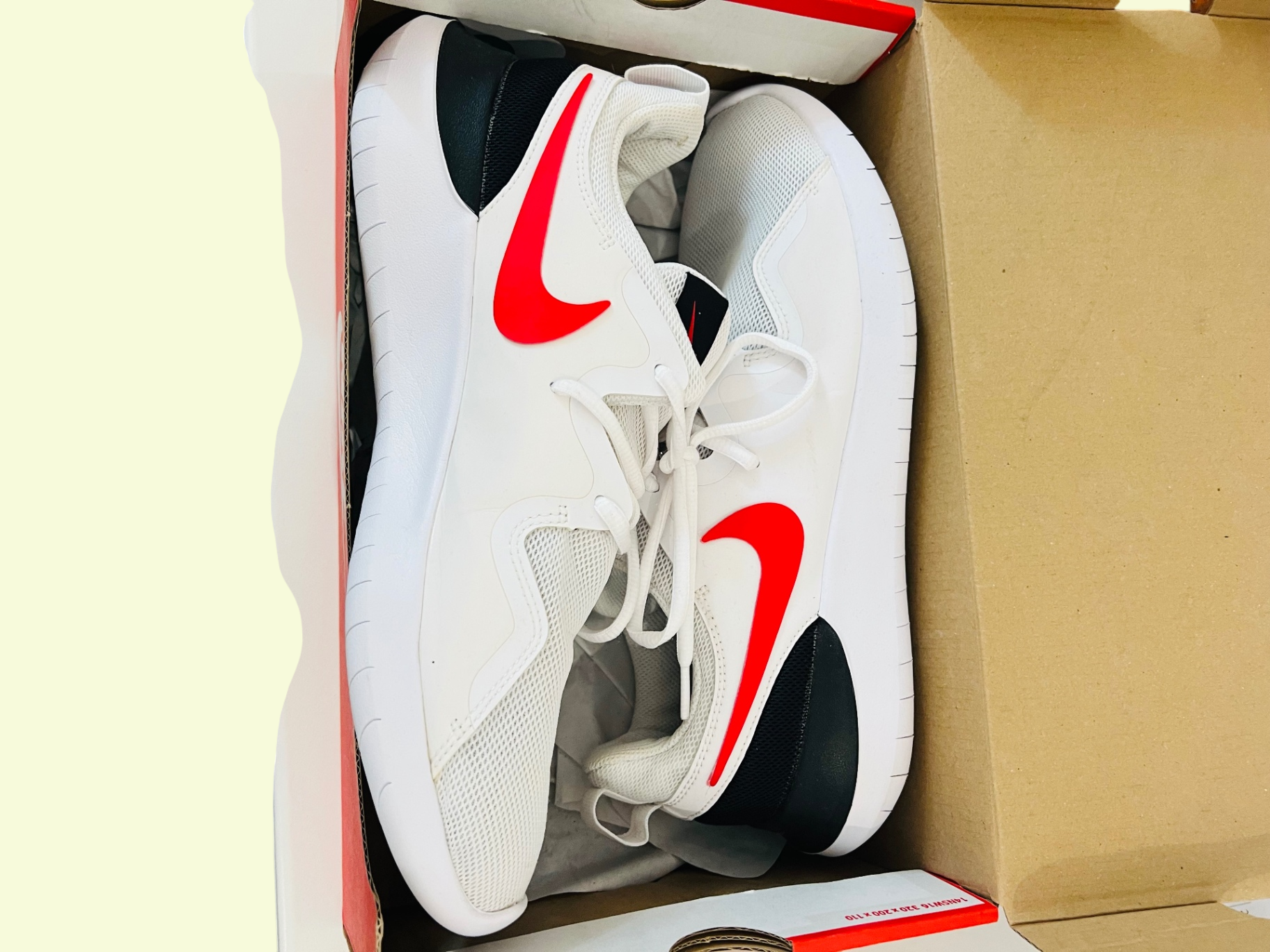 Nike Schuhe Weiß und Schwarz mit roten Akzenten Gr.: 43