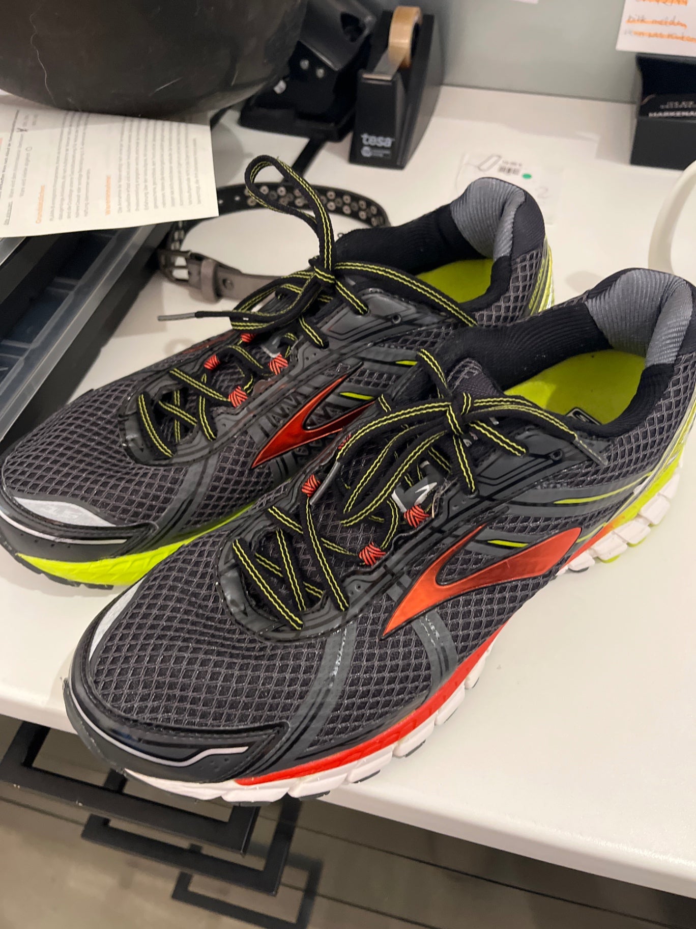 Brooks Sportschuhe Schwarz rot gelb Gr.: 45,5