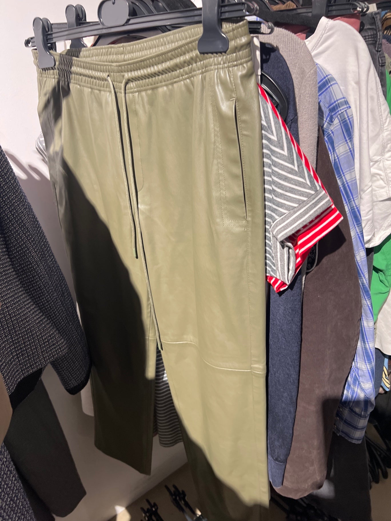 Mango Hose Olivgrün Gr.: M