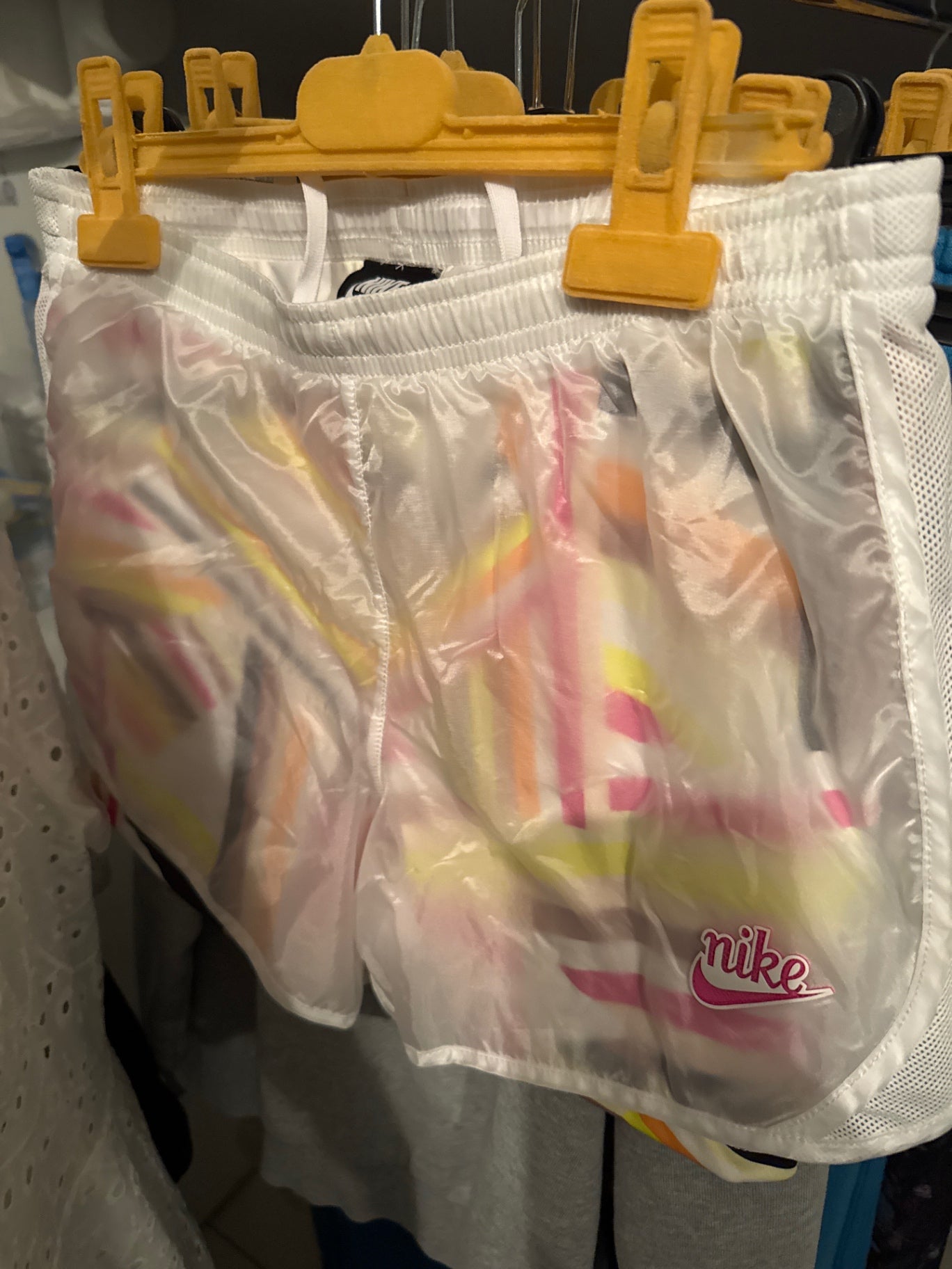 Nike Shorts Weiß mit bunten Akzenten Gr.: 146