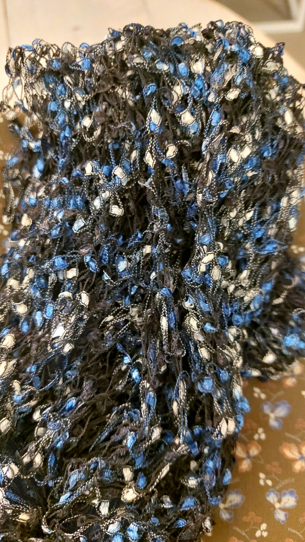 gehäkeltes Tuch Schwarz/Blau/Weiß