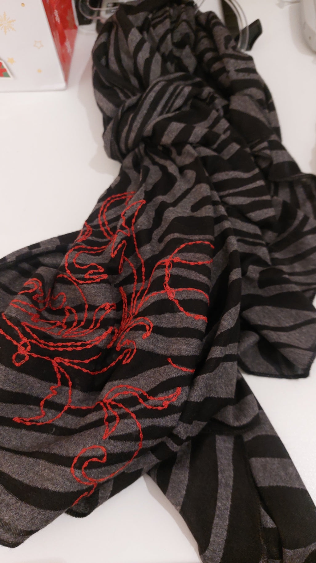 Tuch Schwarz/Grau mit roter Stickerei