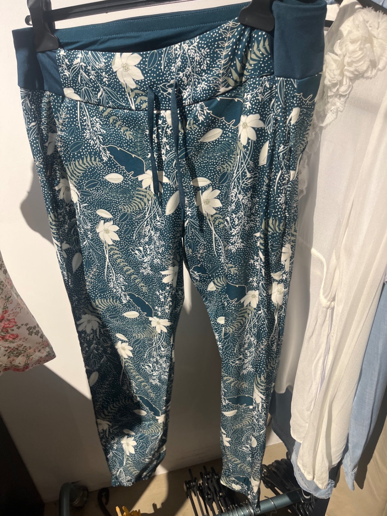 Hose Blau mit Blumenmuster Grün:,M