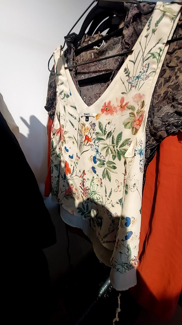 ONLY Top Creme mit Blumen Gr.: XS