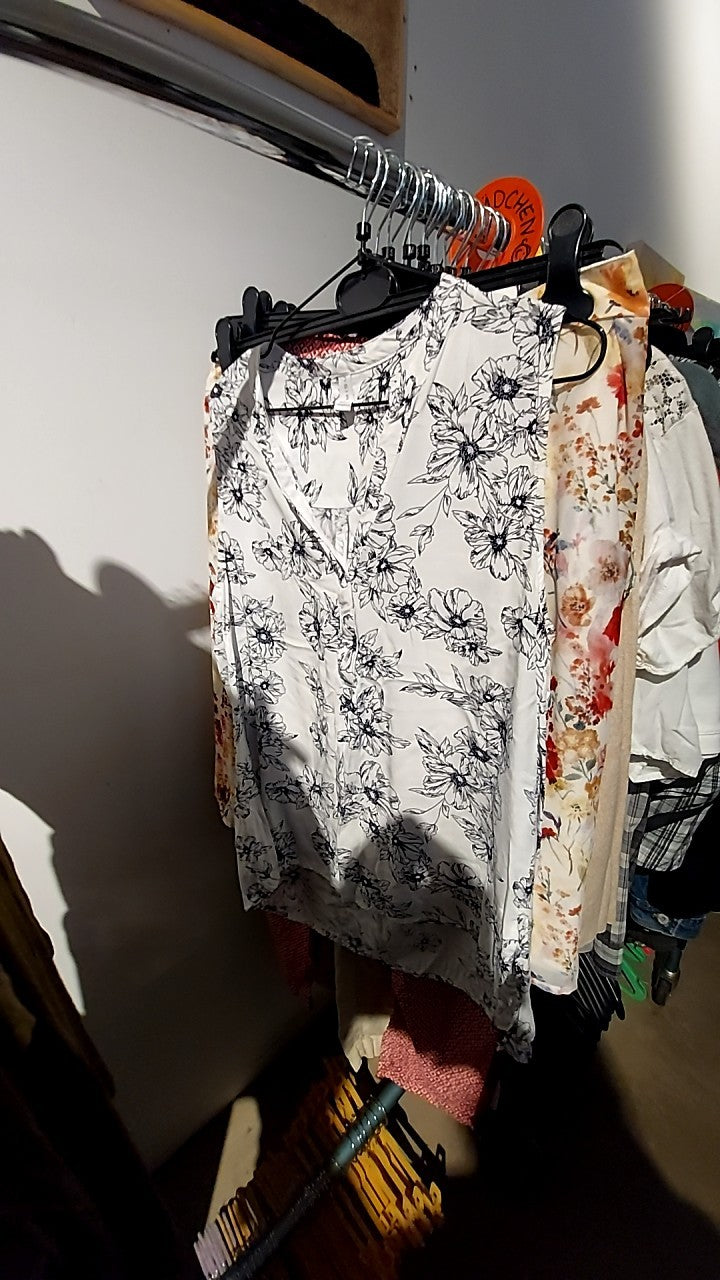 Amisu Bluse Weiß m. blauen Blumen Gr.: L