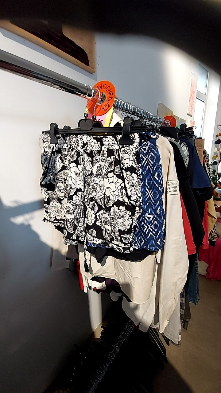 AMISU Shorts Schwarz und Weiß Gr.: 42