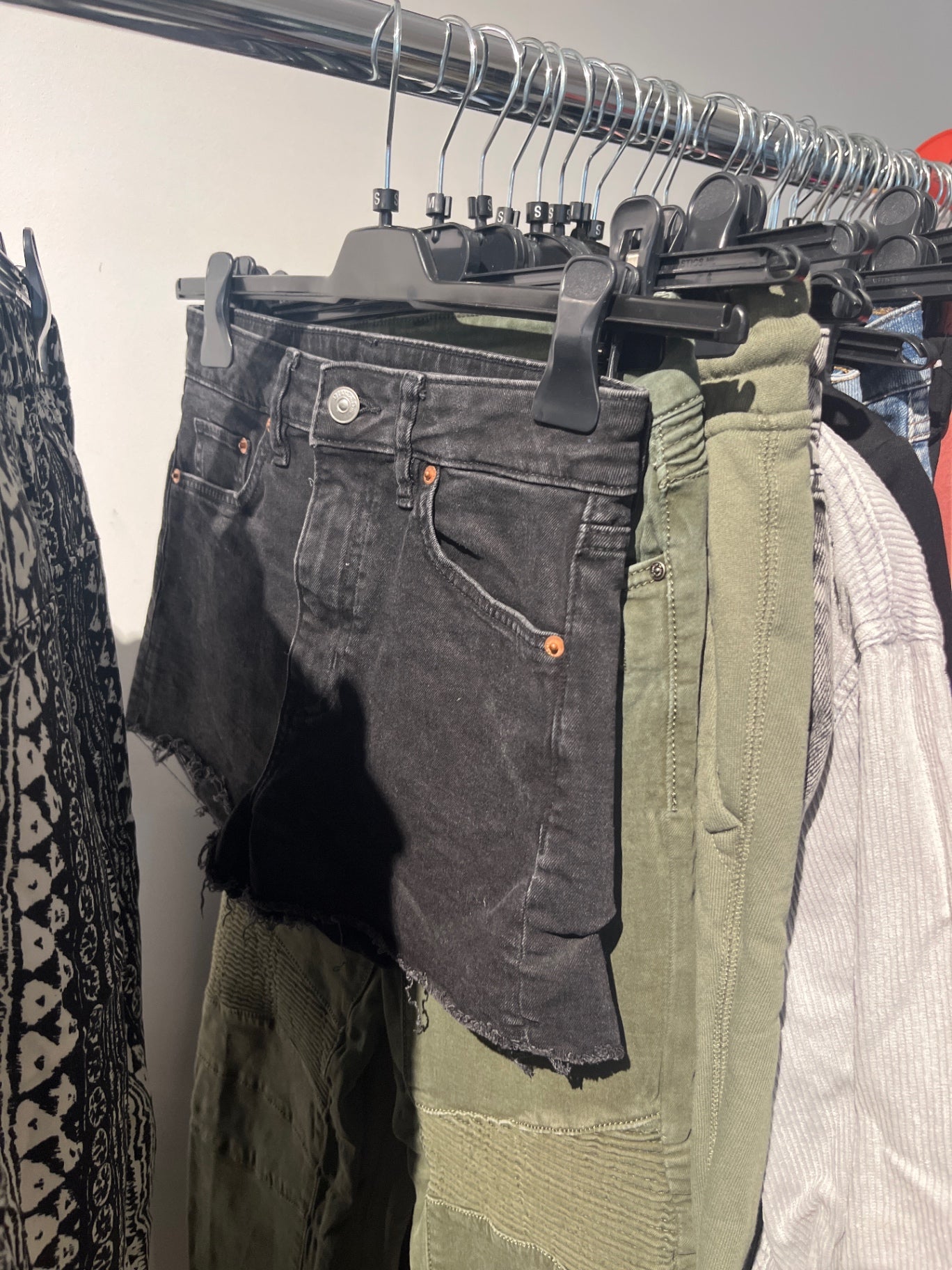 DIVIDED Jeans Shorts Schwarz Gr.: S