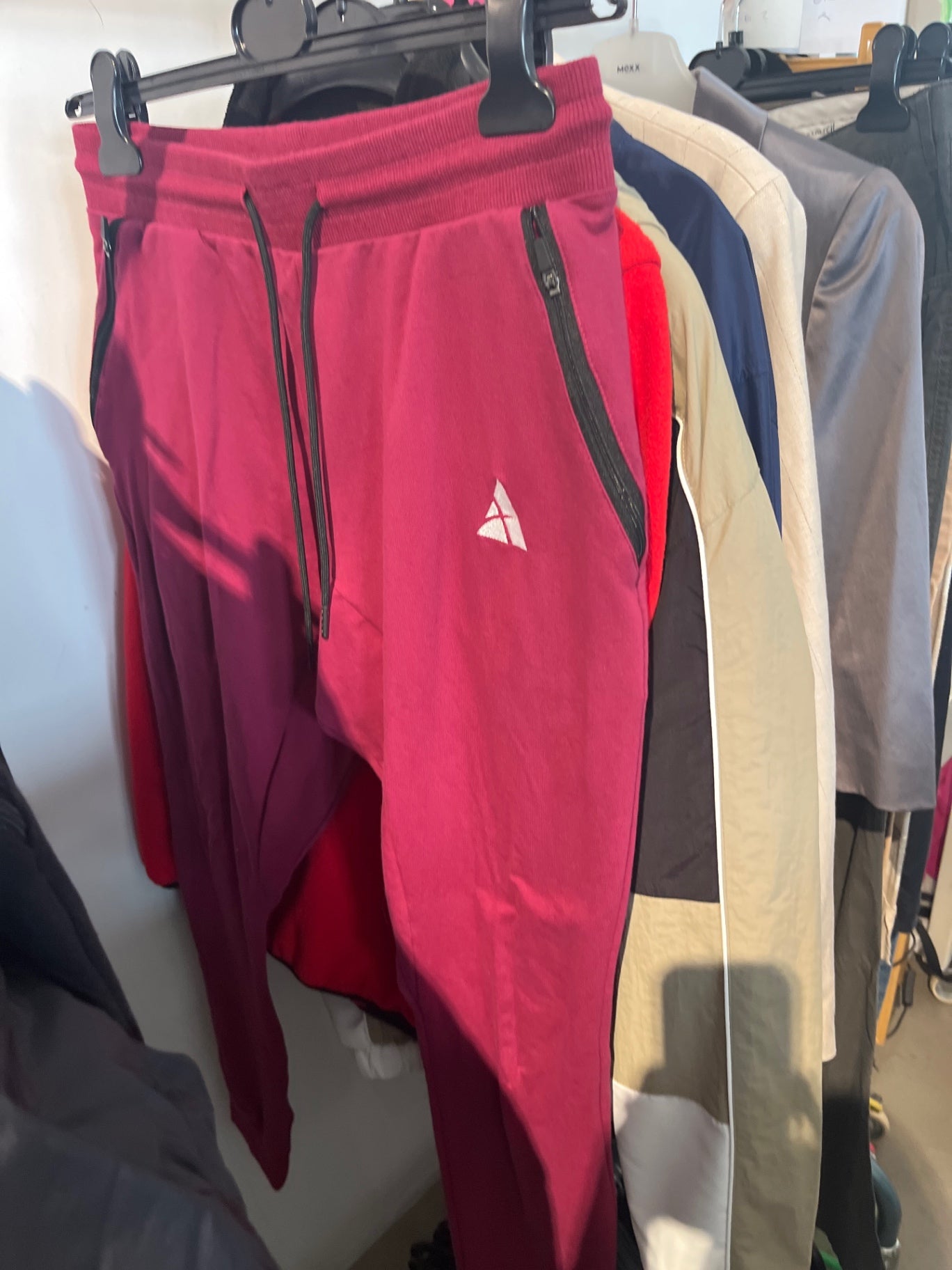 Athletic Resthetics Jogginghose rot :L