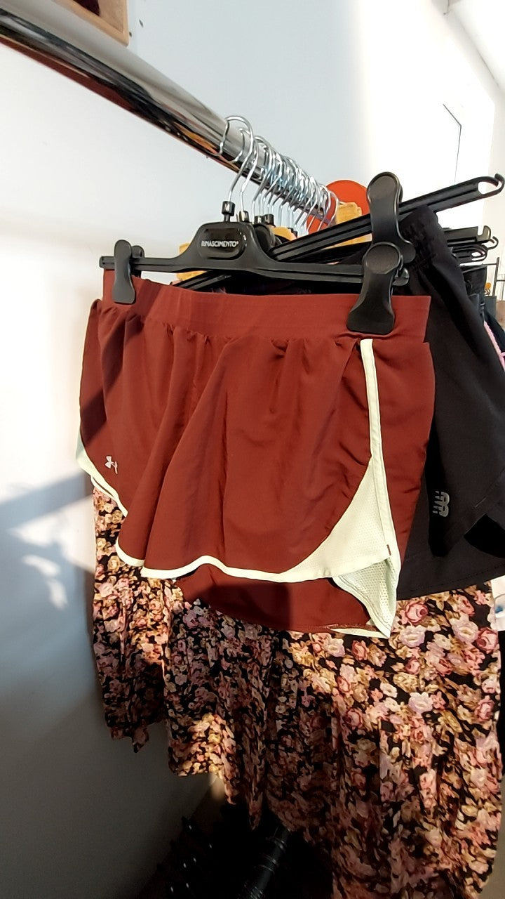 Under Armour Shorts Rotbraun/Creme Gr.: M