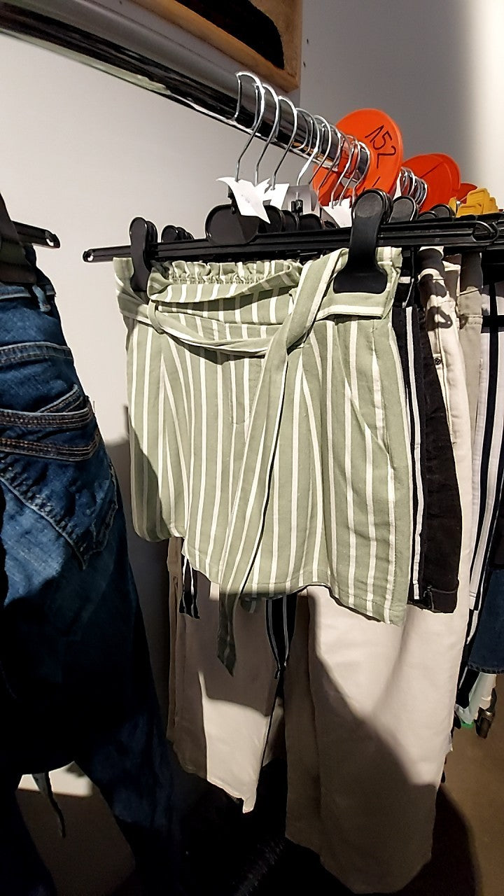 Amisu Shorts Grün und Weiß gestreift Gr.: 32