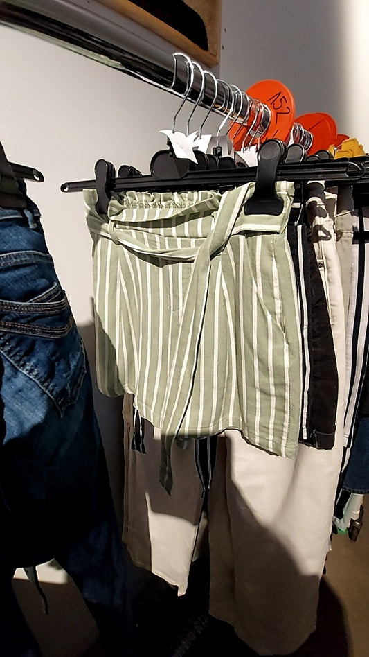 Amisu Shorts Grün und Weiß gestreift Gr.: 32