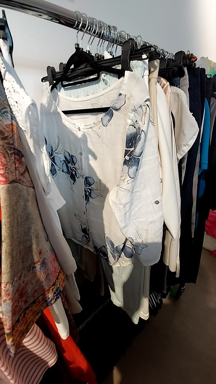 Bluse Weiß mit Blumen 100% Leinen Gr.: XL