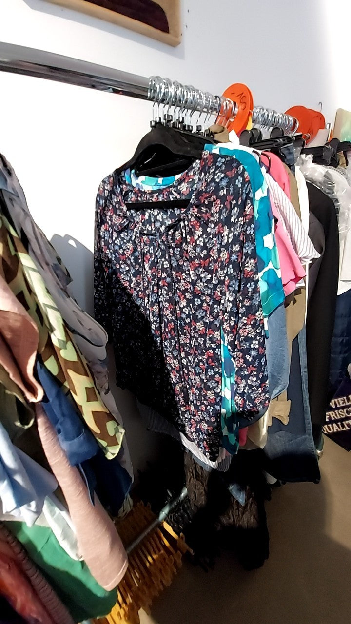 Bluse Dunkelblau mit Blumenmuster Gr.: M