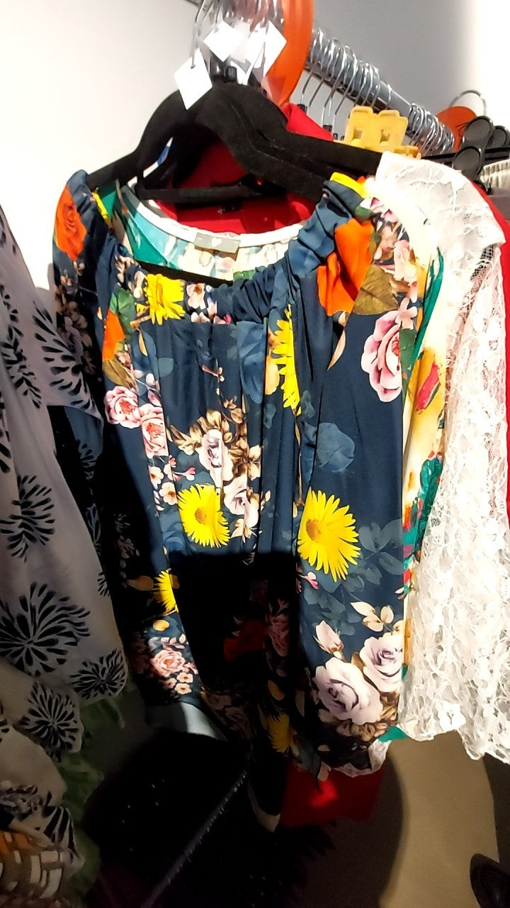 Kleid Dunkelblau mit buntem Blumen Gr.: M