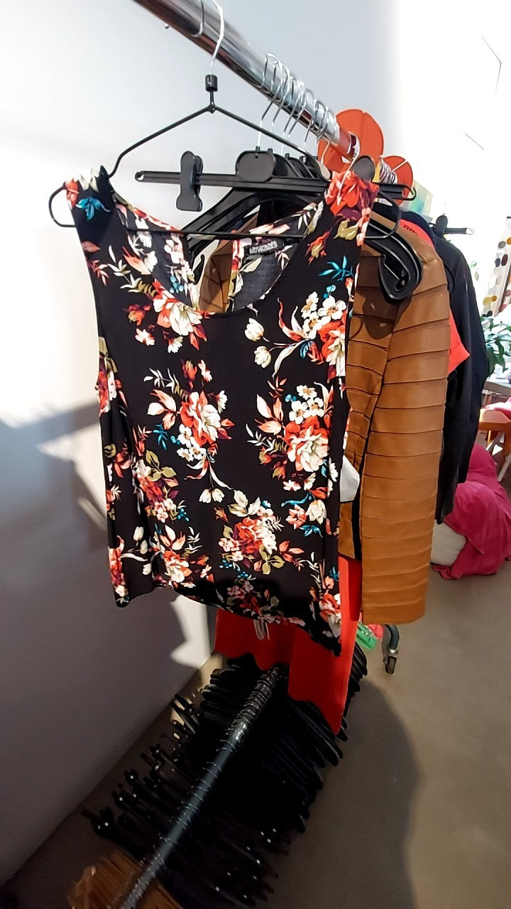 My Hailys Top Schwarz mit Blumen Gr.: L